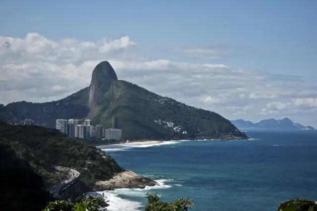 Vista do litoral da Barra da Tijuca com Pedra da Gávea, praia e mar no Rio de Janeiro