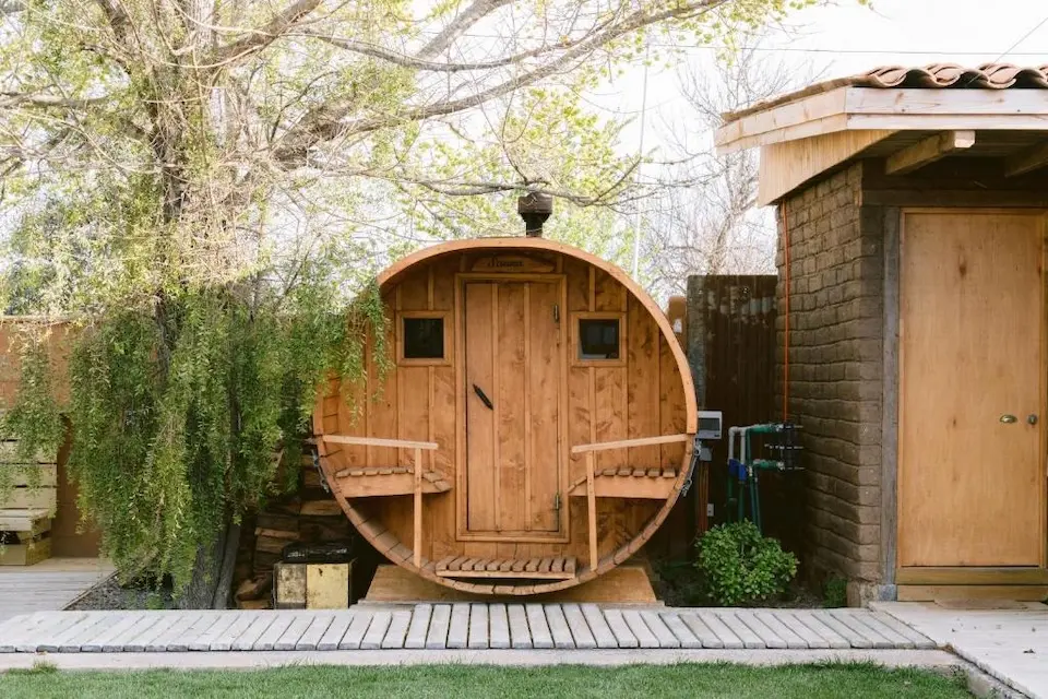 Estrutura circular de madeira semelhante a sauna ao ar livre junto a passarela
