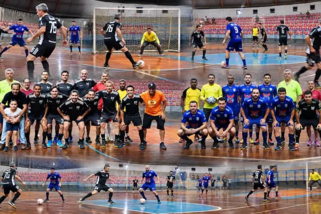 Jogadores em ação e equipes posando em ginásio de futsal, com quadra, gol e arquibancada visíveis