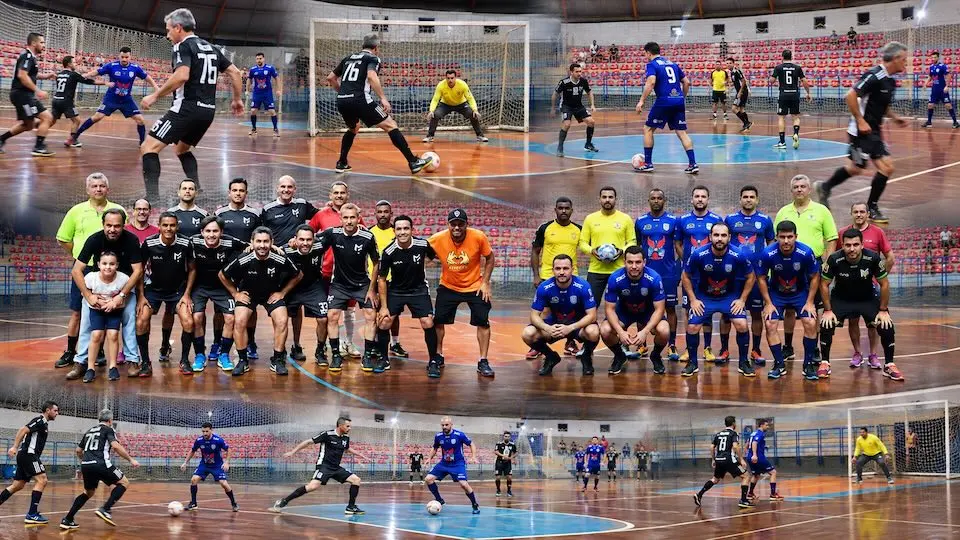 Jogadores em ação e equipes posando em ginásio de futsal, com quadra, gol e arquibancada visíveis