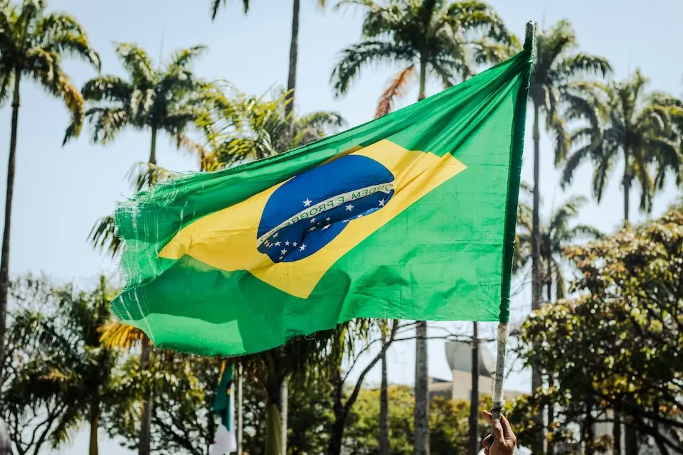 Dinheiro e calendário ilustram prazo para pagamento de salário no quinto dia útil de setembro