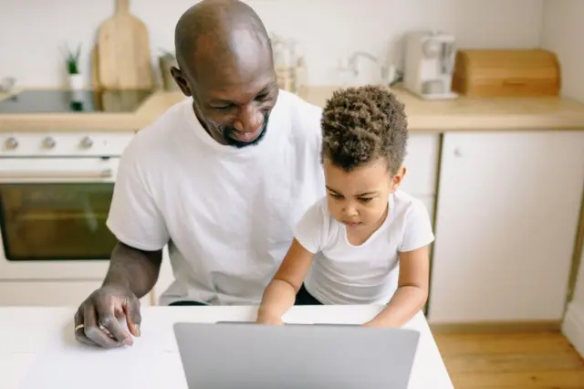 O guia prático para criar filhos saudáveis no mundo digital