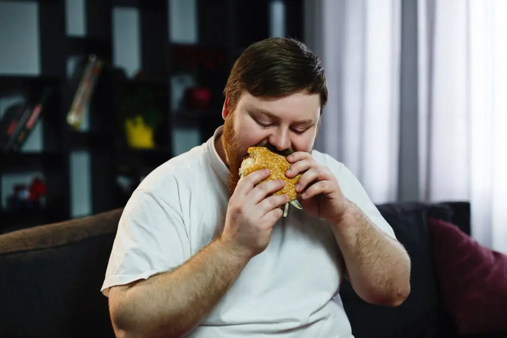 Pessoa em consulta sobre obesidade, condição discutida por especialistas como doença crônica ou fator de risco