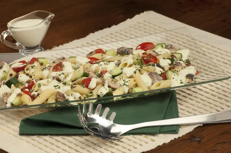 Salada de penne com sardinha e lentilha combina praticidade e equilíbrio para as refeições da semana