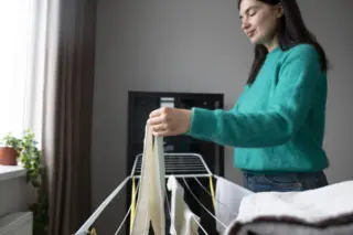 Secar roupa em ambientes fechados eleva umidade e favorece alergias, alertam especialistas