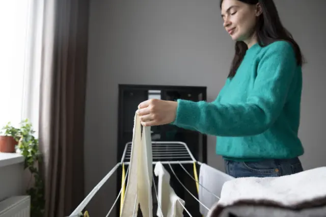 Secar roupa em ambientes fechados eleva umidade e favorece alergias, alertam especialistas