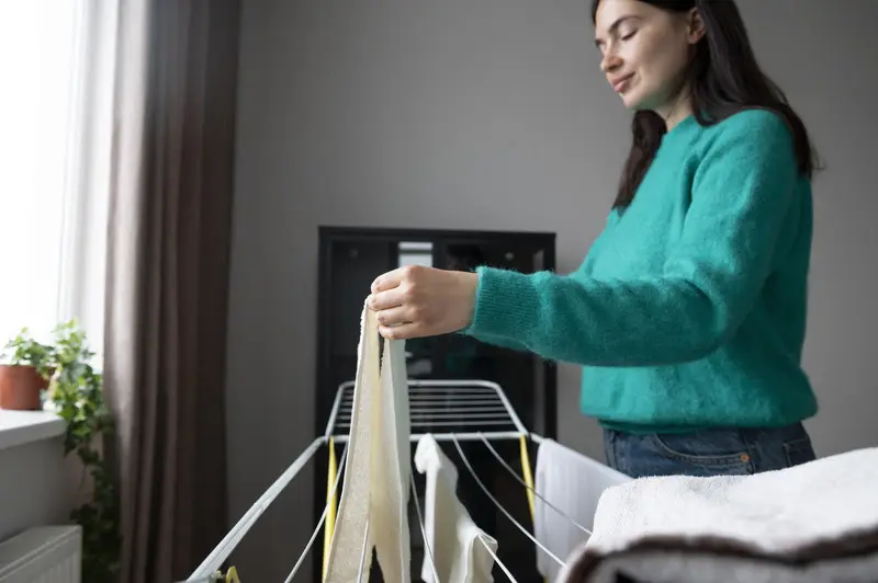 Secar roupa em ambientes fechados eleva umidade e favorece alergias, alertam especialistas
