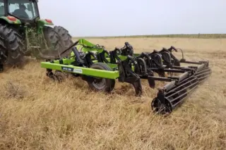 Trator acoplado a implemento agrícola verde com identificação 'EPCR 300' e logotipo Piccin, em área de pastagem seca