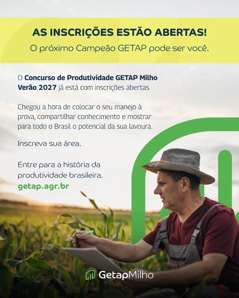 Banner promocional com chamada de inscrições e agricultor consultando dispositivo em lavoura de milho
