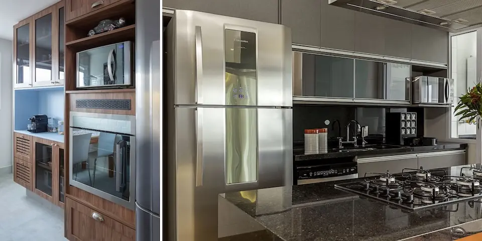 bancada com cooktop, geladeira inox e armários de madeira com portas de vidro