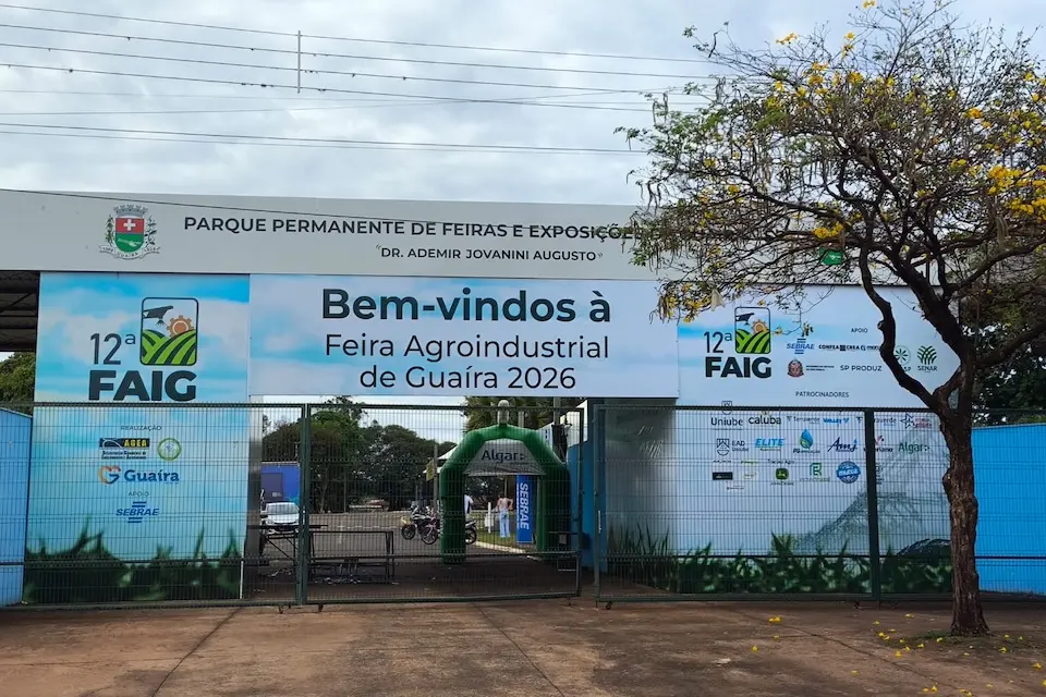 Entrada do Parque Permanente de Feiras e Exposições com faixa 'Bem-vindos à Feira Agroindustrial de Guaíra 2026' sobre o portão