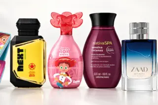paleta de sombras colorida com ilustração de personagens de Toy Story à esquerda; frasco amarelo Next; frasco rosa Sophie com ilustração da Jessie; frasco Nativa SPA Ameixa Intensa em tom vinho; frasco Zaad Infinity com degradê azul; frasco redondo Floratta Blue Crystal com padrão floral