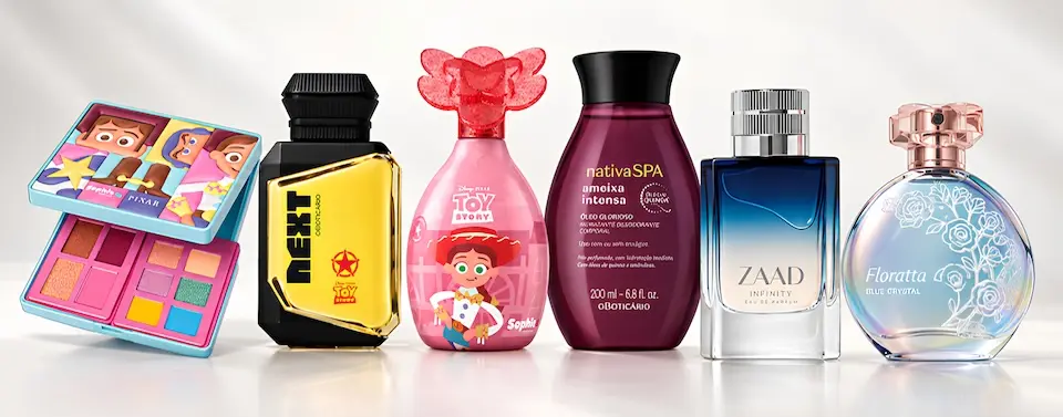 paleta de sombras colorida com ilustração de personagens de Toy Story à esquerda; frasco amarelo Next; frasco rosa Sophie com ilustração da Jessie; frasco Nativa SPA Ameixa Intensa em tom vinho; frasco Zaad Infinity com degradê azul; frasco redondo Floratta Blue Crystal com padrão floral