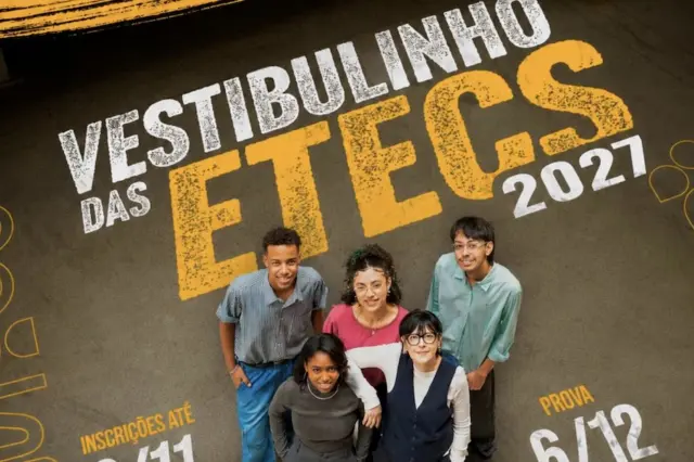 cinco jovens vistos de cima sob o letreiro 'VESTIBULINHO DAS ETECS 2027' em fundo escuro