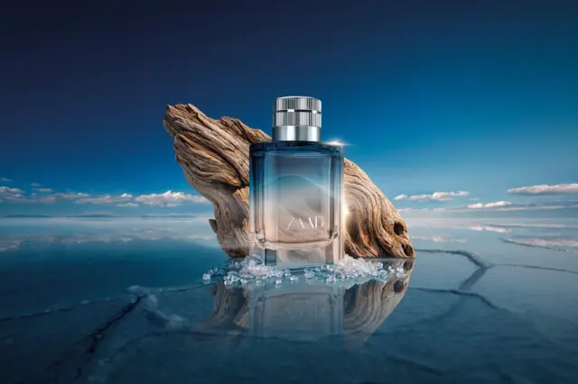 Frasco do Zaad Infinity sobre superfície refletiva de salar com madeira seca e cristais de sal