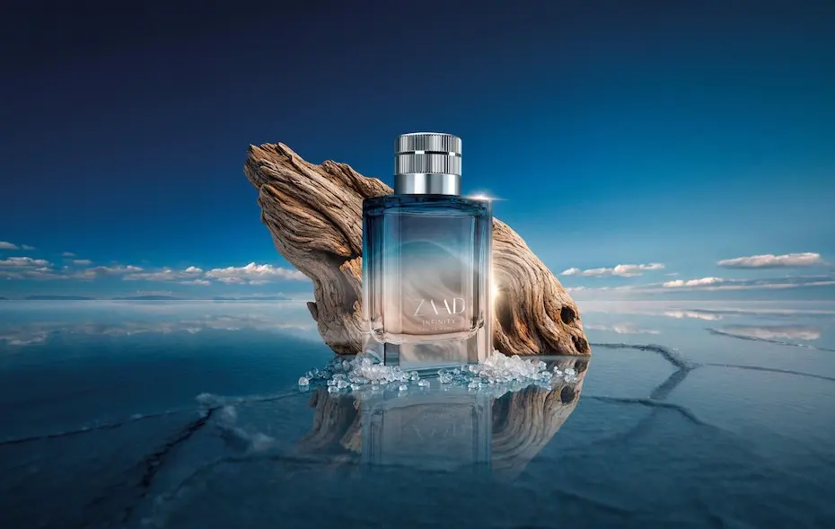 Frasco do Zaad Infinity sobre superfície refletiva de salar com madeira seca e cristais de sal