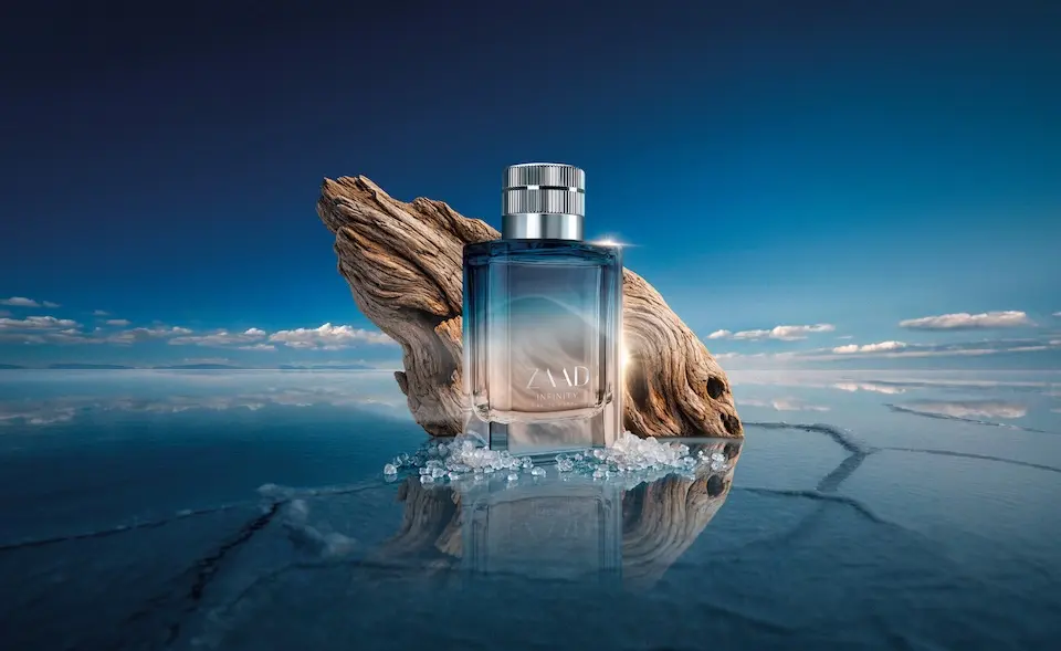Frasco do Zaad Infinity sobre superfície refletiva de salar com madeira seca e cristais de sal
