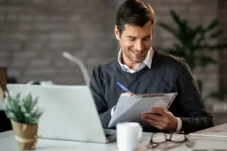 Profissional trabalhando com notebook e anotações em escritório