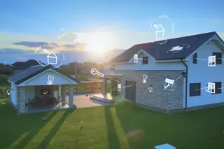 duas casas modernas ao pôr do sol com ícones sobrepostos de dispositivos de automação doméstica