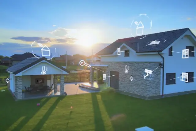 duas casas modernas ao pôr do sol com ícones sobrepostos de dispositivos de automação doméstica