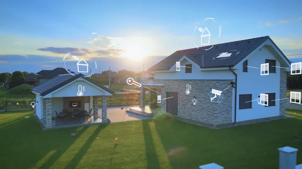 duas casas modernas ao pôr do sol com ícones sobrepostos de dispositivos de automação doméstica