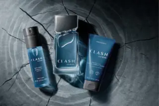 frasco de Clash Extreme entre body spray e shower gel sobre superfície escura com rachaduras e ondas concêntricas