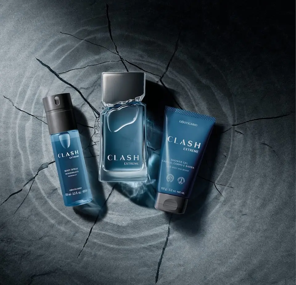 frasco de Clash Extreme entre body spray e shower gel sobre superfície escura com rachaduras e ondas concêntricas