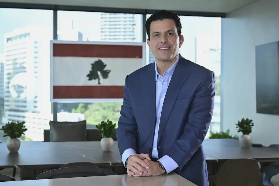 Lucas Kallas, empresário ligado à Cedro Mineração, em ambiente corporativo, vestindo terno azul.