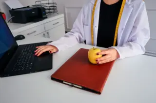 Imagem ilustrativa sobre atualização profissional e estudo de diretrizes em nutrição