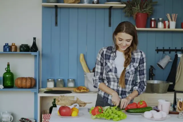 Equipamentos e utensílios de cozinha para o preparo de refeições individuais