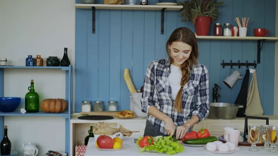Equipamentos e utensílios de cozinha para o preparo de refeições individuais