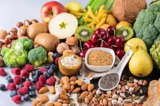 Frutas, verduras, nozes, sementes, aveia e pães integrais dispostos juntos