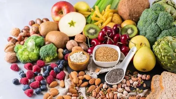 Frutas, verduras, nozes, sementes, aveia e pães integrais dispostos juntos