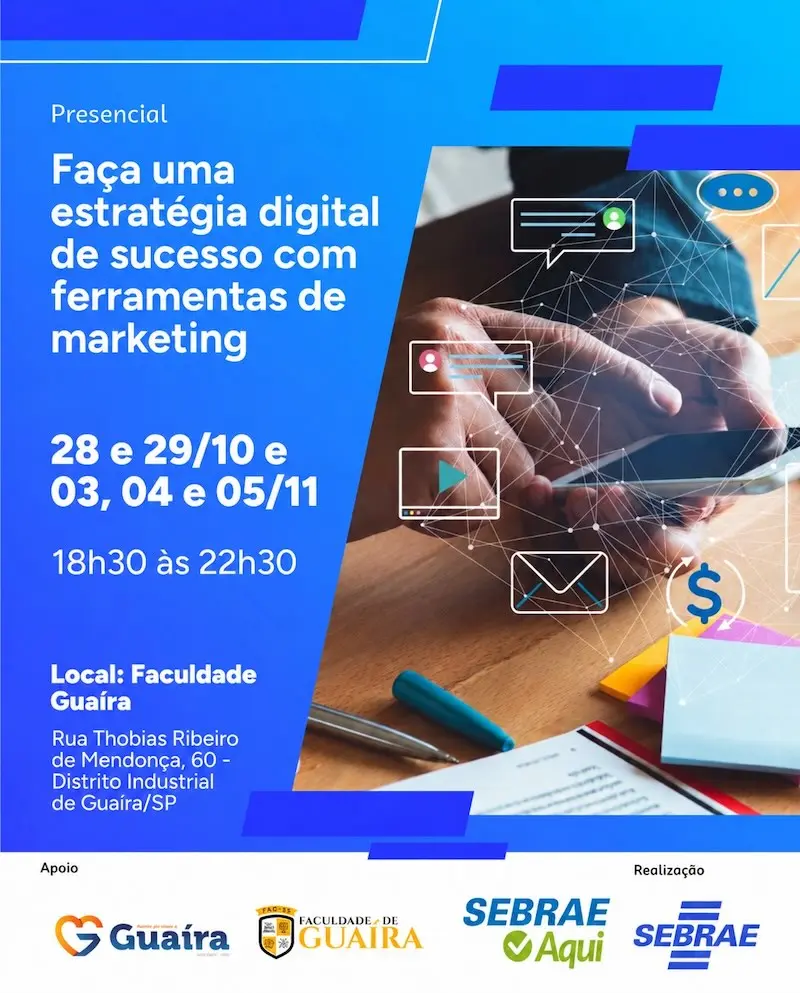 Cartaz azul com título 'Faça uma estratégia digital de sucesso com ferramentas de marketing', datas, horário, local e logos; à direita mãos usando smartphone sobre mesa com caneta, notas adesivas, documentos e ícones digitais flutuantes