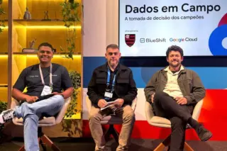 Três homens sentados em cadeiras diante de tela com o título 'Dados em Campo' e logos do Flamengo, BlueShift e Google Cloud
