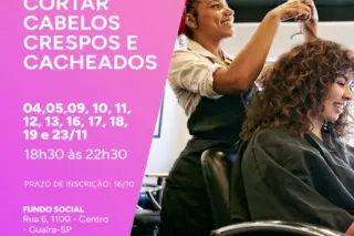 Cabeleireira sorridente cortando o cabelo cacheado de uma cliente sentada em cadeira de salão, com painel gráfico rosa contendo texto informativo à esquerda
