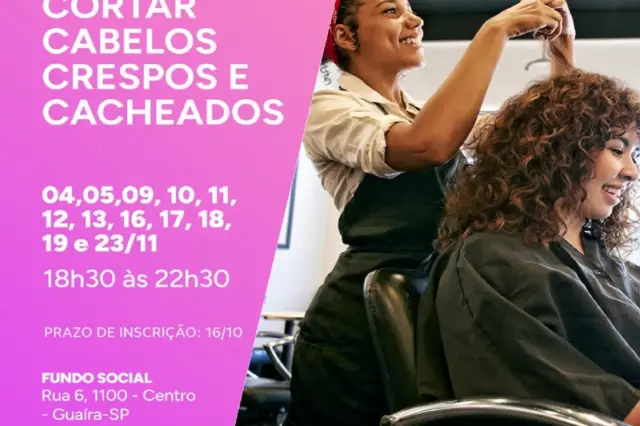 Cabeleireira sorridente cortando o cabelo cacheado de uma cliente sentada em cadeira de salão, com painel gráfico rosa contendo texto informativo à esquerda