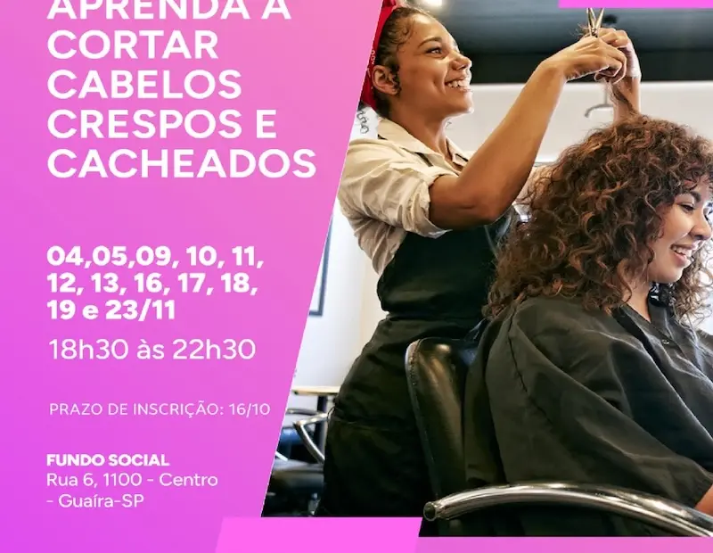 Cabeleireira sorridente cortando o cabelo cacheado de uma cliente sentada em cadeira de salão, com painel gráfico rosa contendo texto informativo à esquerda
