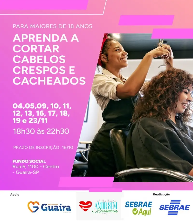Cabeleireira sorridente cortando o cabelo cacheado de uma cliente sentada em cadeira de salão, com painel gráfico rosa contendo texto informativo à esquerda