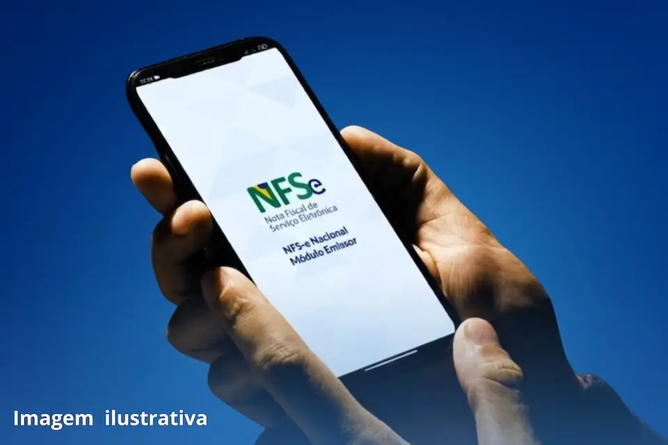 Mãos segurando celular que mostra logotipo da NFS-e em tela branca sobre fundo azul, com texto 'Imagem ilustrativa' no canto inferior esquerdo