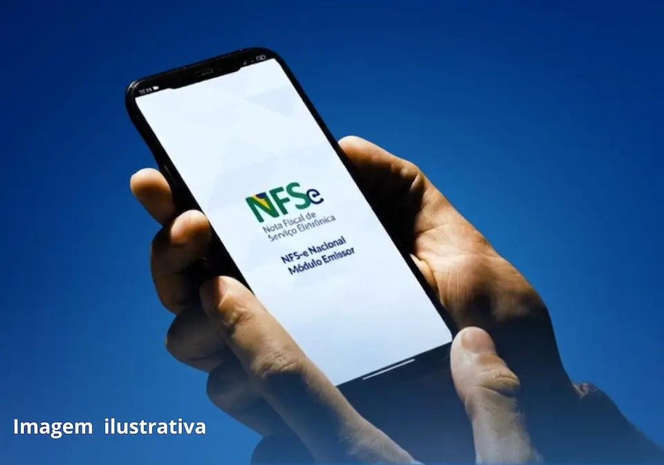 Mãos segurando celular que mostra logotipo da NFS-e em tela branca sobre fundo azul, com texto 'Imagem ilustrativa' no canto inferior esquerdo