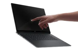 Notebook HP escuro aberto com tela sensível ao toque e mão tocando o centro da tela