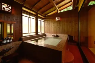 sala japonesa com piso tatami e vista de montanhas pela varanda