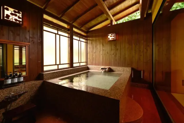 sala japonesa com piso tatami e vista de montanhas pela varanda