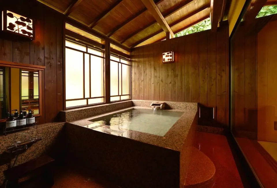 sala japonesa com piso tatami e vista de montanhas pela varanda