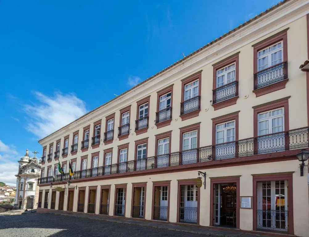Fachada de casarão colonial de vários andares com sacadas em Ouro Preto