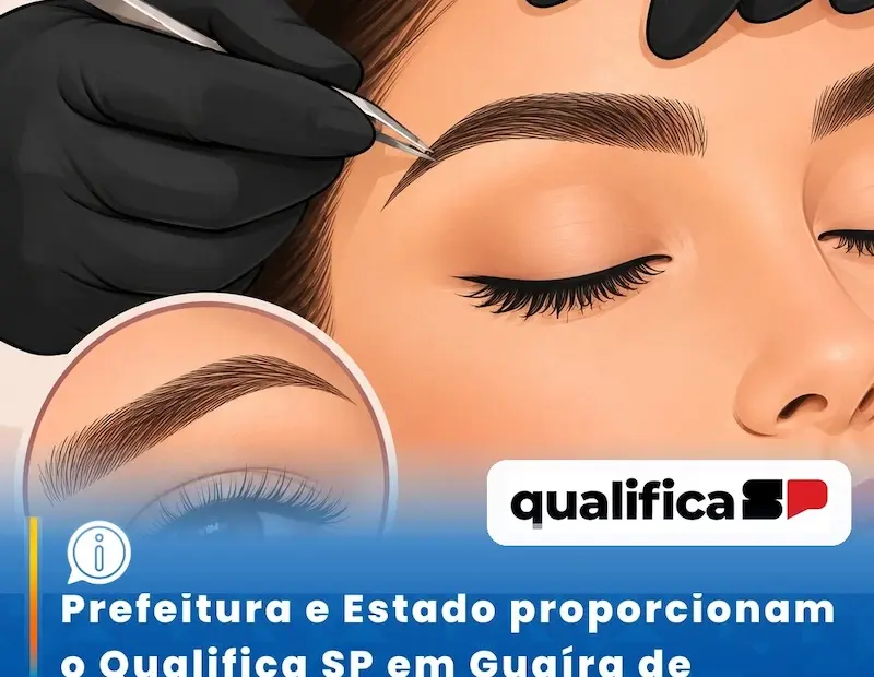 Ilustração close-up de rosto com olho fechado e sobrancelha sendo modelada por profissional de luvas pretas com pinça; selo Qualifica SP e faixa azul com texto promocional.