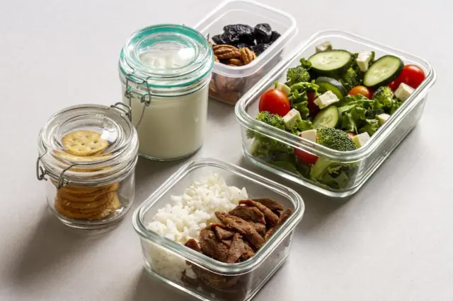 Quatro em cada dez brasileiros querem reduzir o delivery; meal prep ajuda a organizar refeições da semana