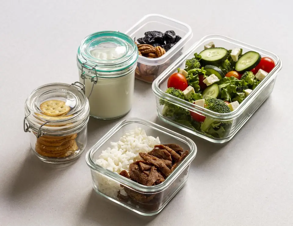 Quatro em cada dez brasileiros querem reduzir o delivery; meal prep ajuda a organizar refeições da semana
