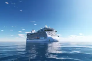 Navio de cruzeiro branco navegando em mar calmo sob céu azul com poucas nuvens